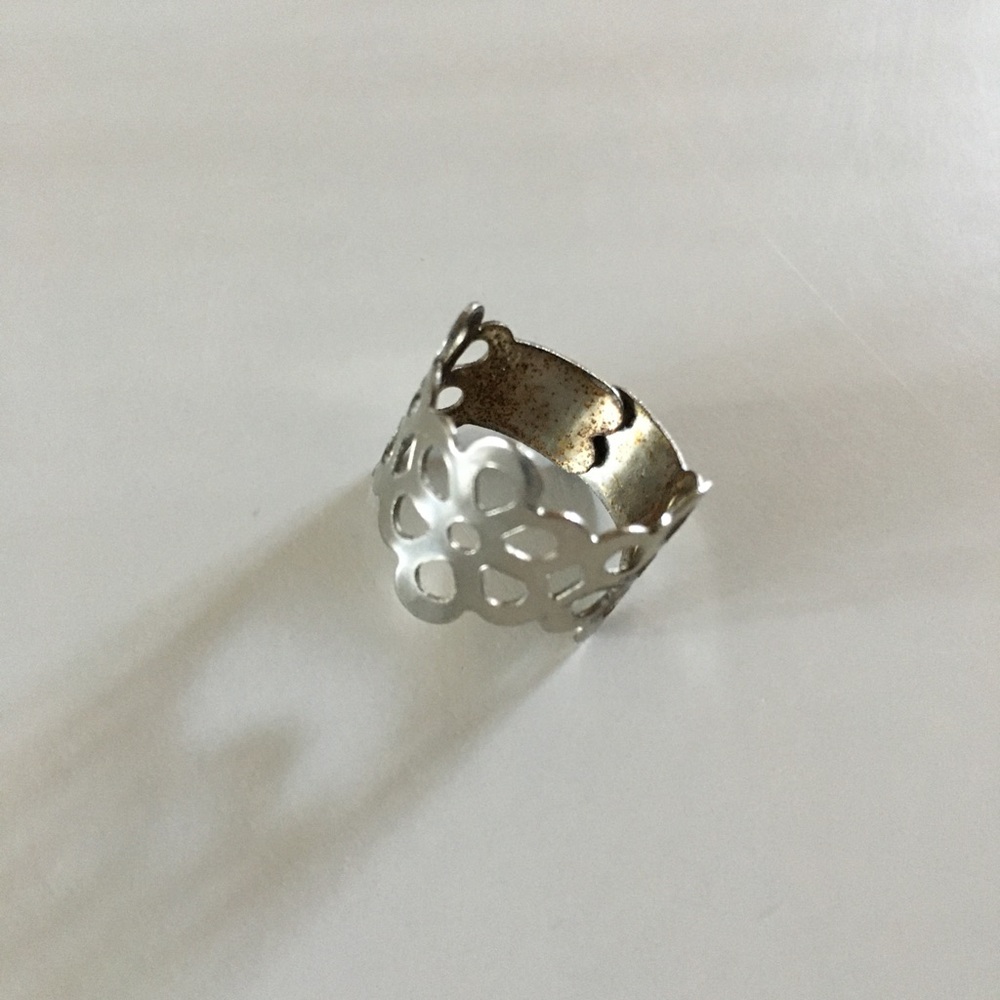 Adjustable metal ring